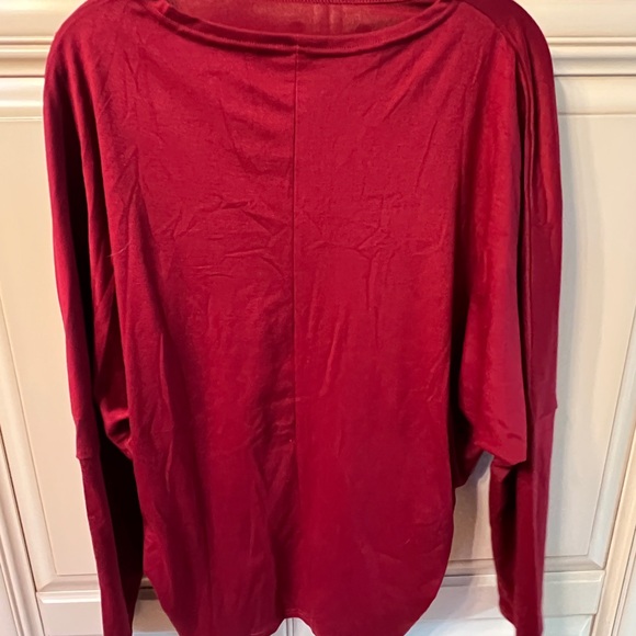 Bat wing blouse. Very roomy and oversized. It’s done in a  T-shirt type material - Picture 3 of 4